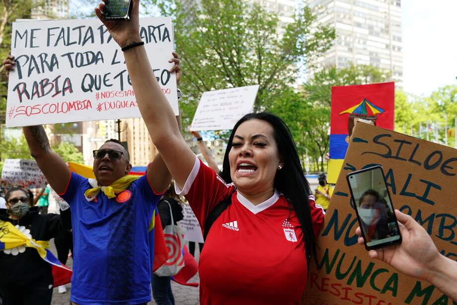 La gente se manifiesta frente a las Naciones Unidas el 6 de mayo de 2021 en Nueva York, durante una protesta contra la reforma fiscal propuesta por el gobierno de Colombia.