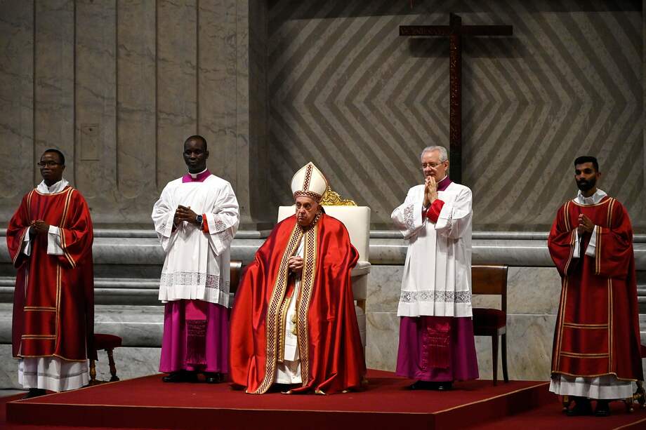 El Papa Francisco (C) preside la Santa Misa en la Solemnidad de los Santos Pedro y Pablo en la Basílica de San Pedro, Ciudad del Vaticano, 29 de junio de 2024.