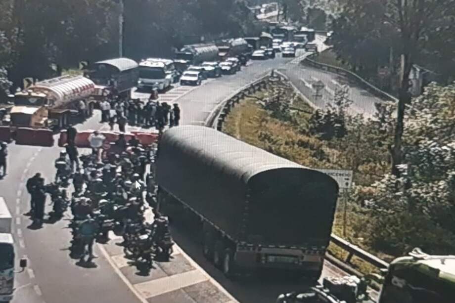 Bloqueos vía al Llano en la salida de Bogotá, por el Uval.