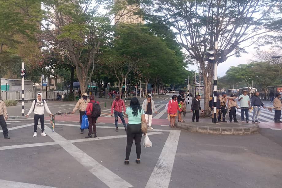 Los manifestantes bloquean el paso por diferentes accesos al Centro Administrativo La Alpujarra.
