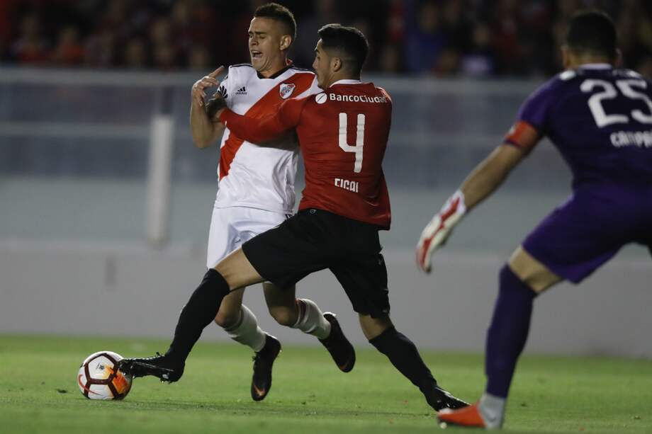 Rafael Santos Borré, delantero colombiano de River, disputa un balón. / EFE