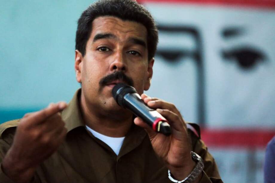 Maduro advierte a soldados que "imperio toca puertas para ver quién le abre"