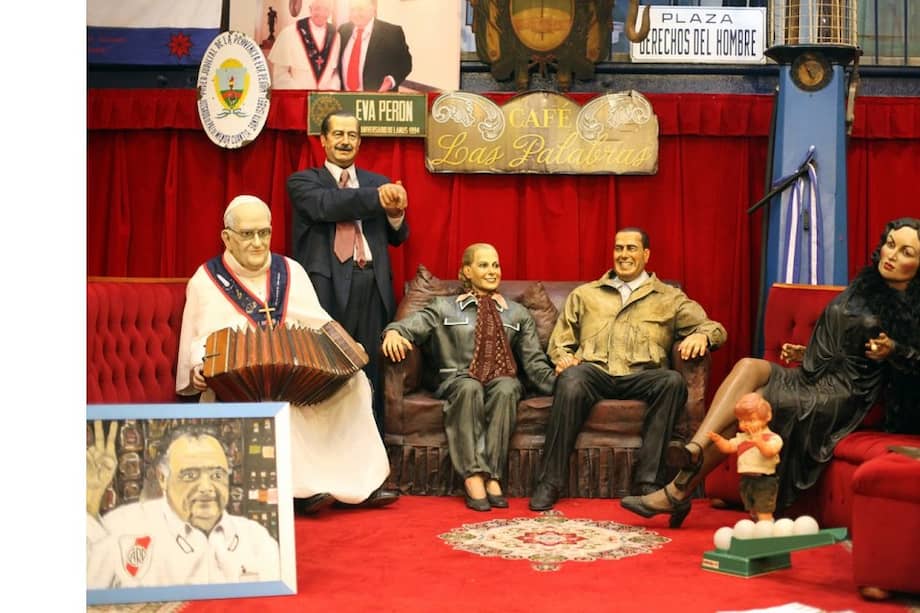 Representaciones de Francisco I, el expresidente Raúl Alfonsín, Evita Perón, Juan Domingo Perón y Rita Merello, en el café Las palabras, de Buenos Aires. / Cortesía Minutouno