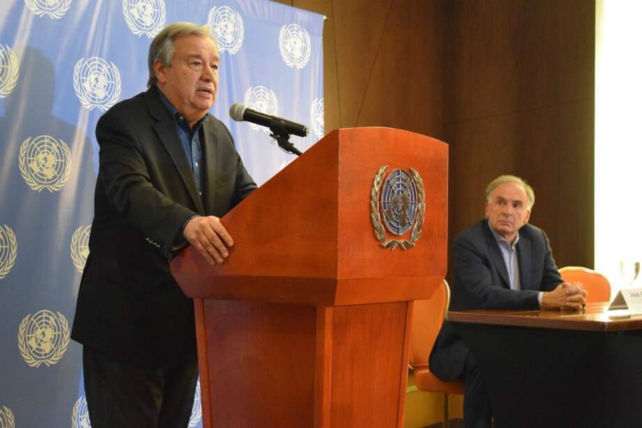 El secretario general de la ONU, António Guterres,junto al jefe de la Misión en Colombia, Jean Arnault.
/ Archivo - Tomada de @MisionONUCol