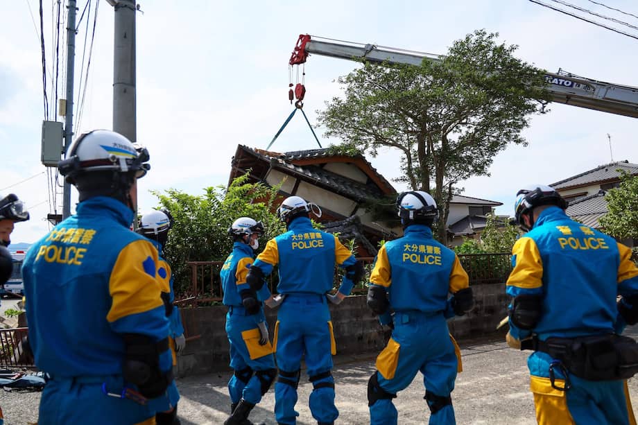 Labores de rescate en una vivienda derrumbada tras un fuerte terremoto en la ciudad de Yatsushiro, prefectura de Kumamoto (Japón), el 30 de julio de 2026.