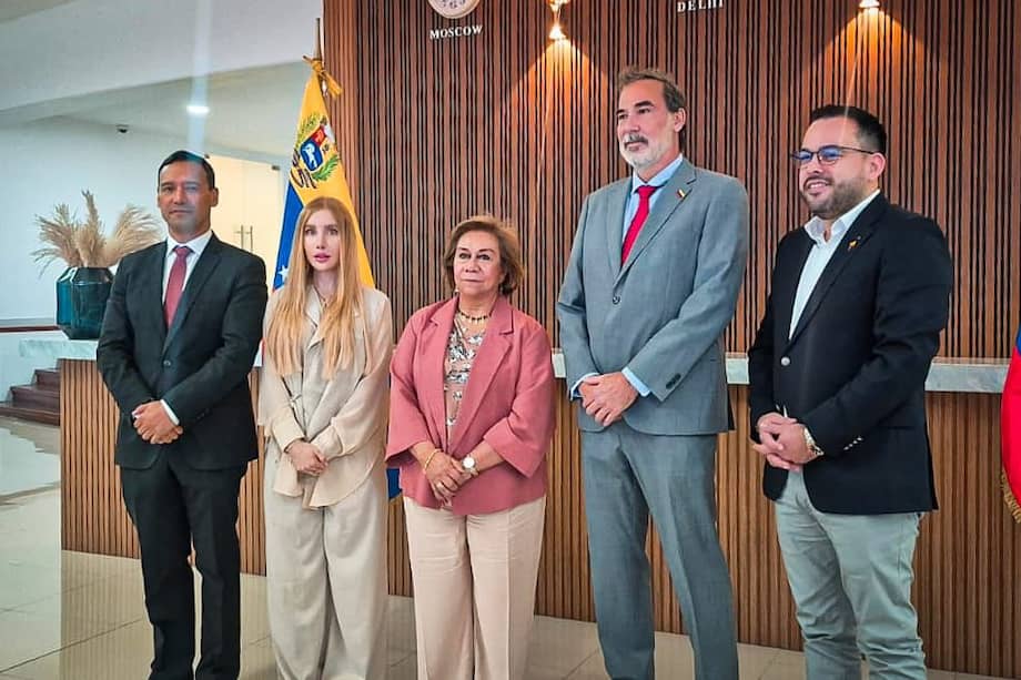 Las ministras de Comercio, Industria y Turismo, Diana Marcela Morales, y de Relaciones Exteriores, Rosa Villavicencio, junto con los ministros de Defensa, Pedro Sánchez, y de Minas y Energía, Edwin Palma, hicieron parte de la comitiva del Gobierno del Progreso en Caracas.