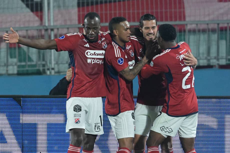 El defensor uruguayo de Independiente Medellín, Joaquín Varela (2.a por la derecha), celebra después de anotar con sus compañeros de equipo durante el partido de ida de los octavos de final de la Copa Sudamericana entre Palestino de Chile e Independiente Medellín de Colombia en el Estadio Nacional de Santiago, el 14 de agosto de 2024. (Foto de Rodrigo ARANGUA / AFP)