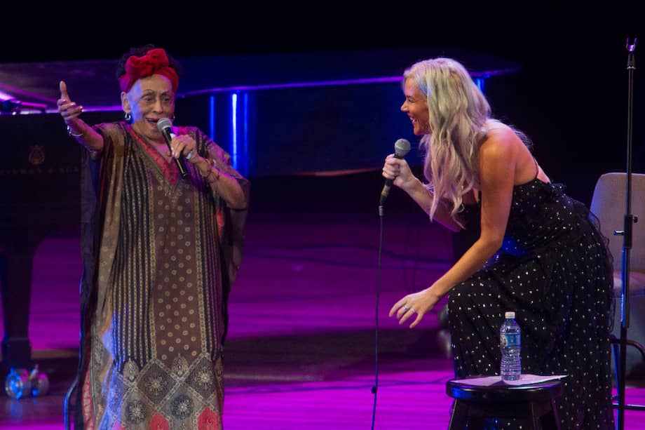 Omara Portuondo y Joss Stone, juntas en el escenario durante el festival Jazz Plaza, en Cuba. / EFE