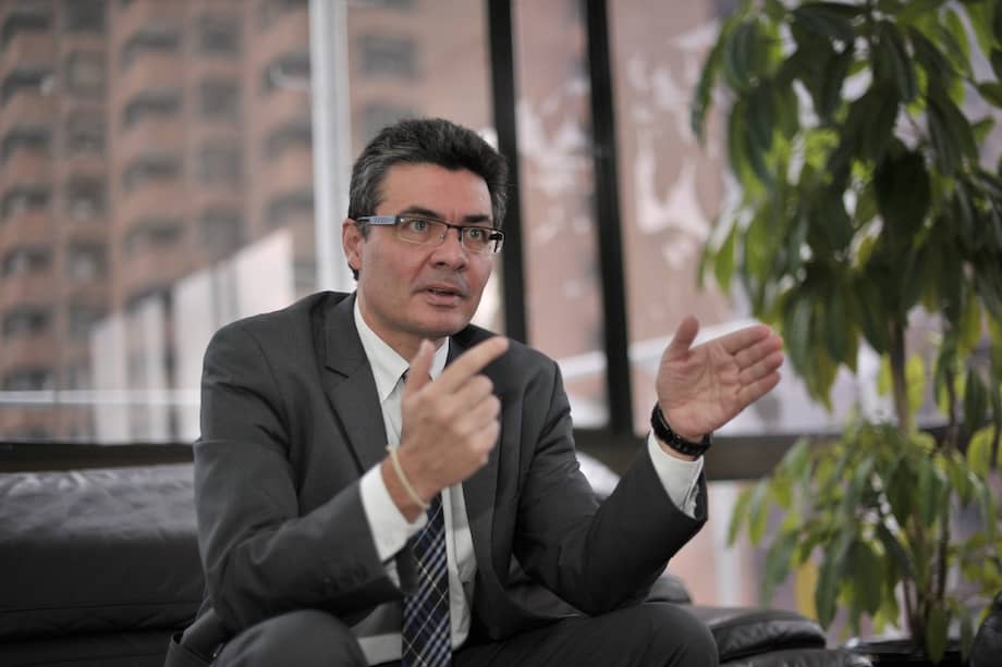 El ministro de Salud, Alejandro Gaviria, habla sobre “Alguien tiene que llevar la contraria”. / Archivo