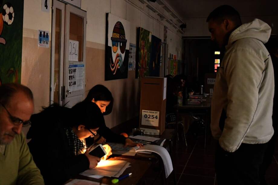Jurados electorales trabajaron sin luz debido al apagón que afectó a gran parte del país. / EFE