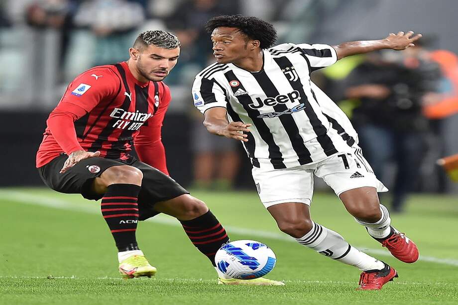 Juan Guillermo Cuadrado elude a Theo Hernandez, jugador del Milan.