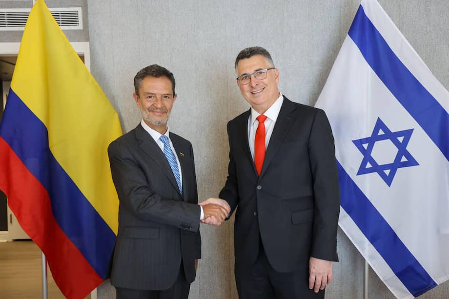 El canciller designado, Omar Bula Escobar (i), posando junto al ministro de Relaciones Exteriores de Israel, Gideon Sa’ar, en Washington (Estados Unidos).