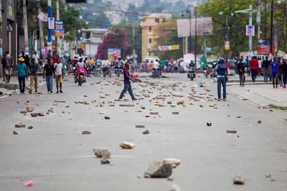 Manifestantes bloquean con ladrillos y barricadas las calles de la ruta a la casa del presidente de Haití, Jovenel Moise. / EFE