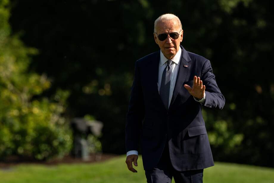 El presidente estadounidense, Joe Biden, camina por el jardín sur de la Casa Blanca.