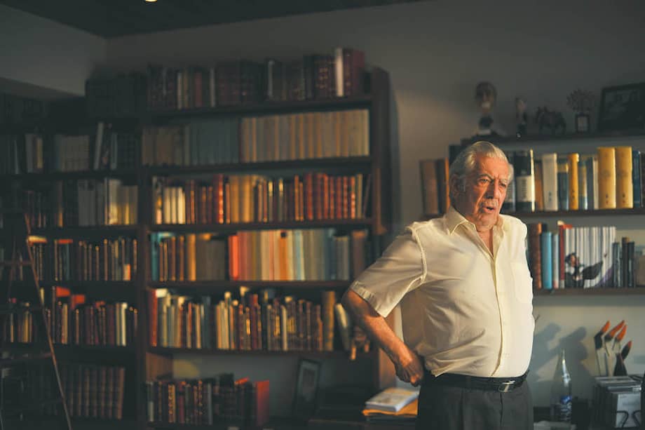 Mario Vargas Llosa (1936-2025) el día que recibió a "El Espectador" en su biblioteca en Lima, en 2014, el lugar de su casa donde fue velado tras su muerte, el domingo pasado.