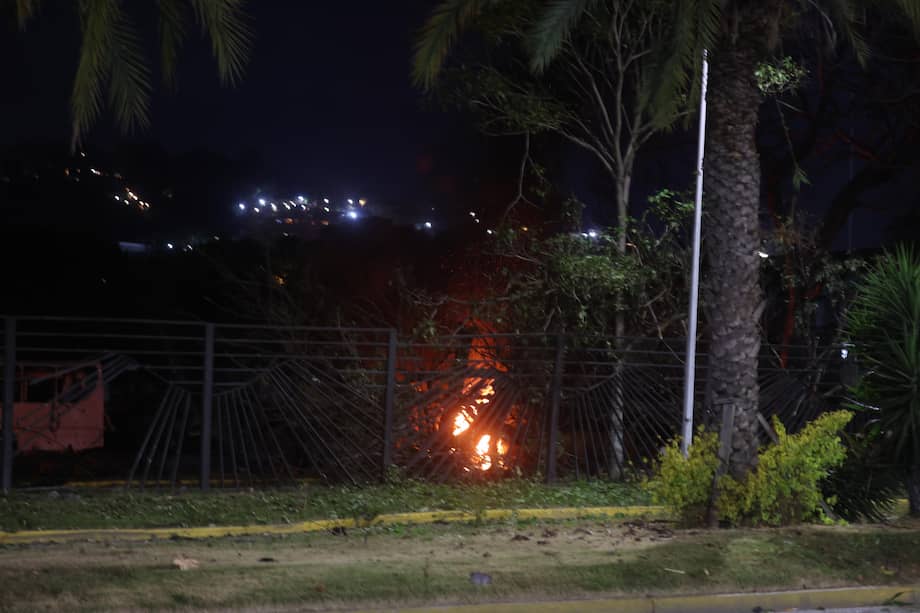 Varias detonaciones y explosiones en la madrugada de este sábado en la base militar de La Carlota, en unos momentos en que Venezuela ha denunciado "amenazas" del Gobierno del presidente de Estados Unidos, Donald Trump, por el despliegue militar en el Caribe y las advertencias de ataques terrestres. EFE / Miguel Gutiérrez