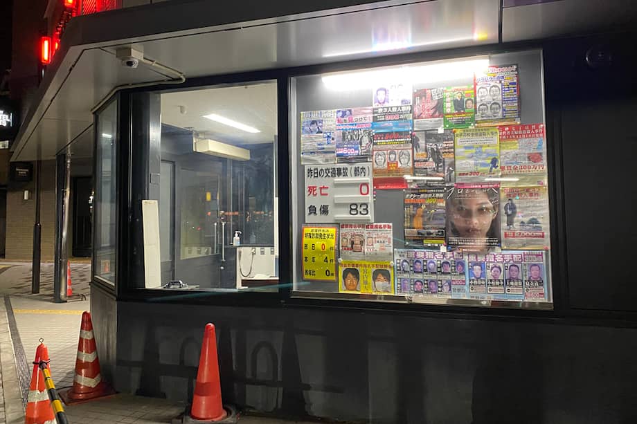 Fotos de delincuentes buscados en la caseta de la policía en el barrio de Musashi-Sakai en Tokio.