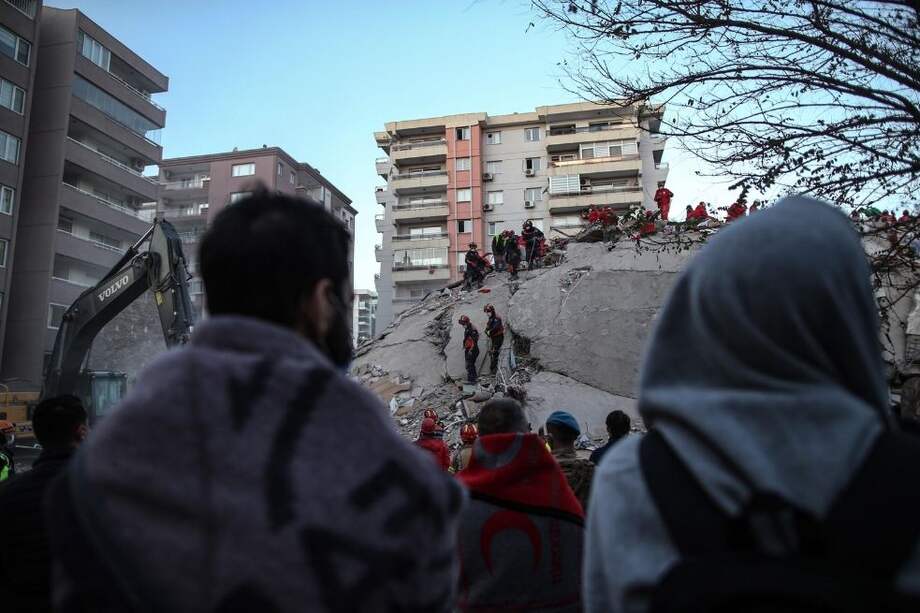 Varias personas esperan este sábado noticias de sus familiares y amigos que vivían en un edificio que ha colapsado tras el terremoto de 6,8 grados de magnitud, en la provincia de Esmirna, Turquía.