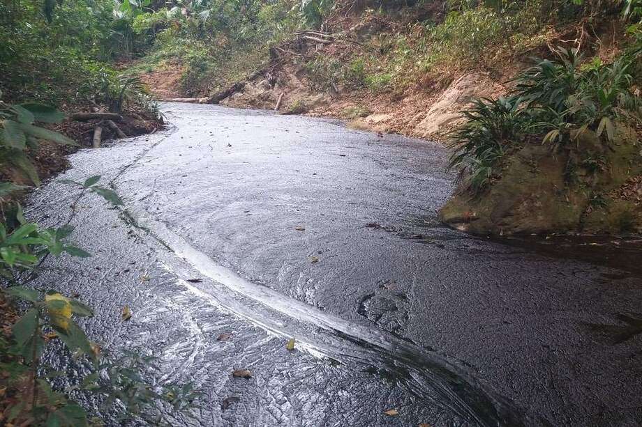 La fuga, que ya completa 26 días, se produjo por 17 huecos que se abrieron en una finca contigua al pozo Lizama158 por donde ha emanado crudo, lodo y gases. / Tomada de Blu Radio