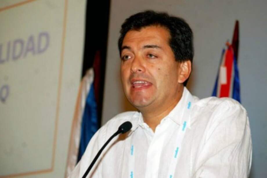 Luis Alfonso Hoyos, investigado por escándalo del hacker Sepúlveda, salió del país