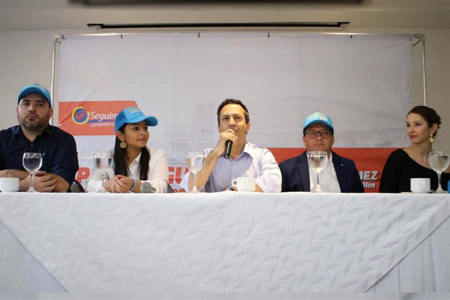 El candidato Santiago Gómez (centro) celebró la llegada de los exfuncionarios a su campaña. / Cortesía