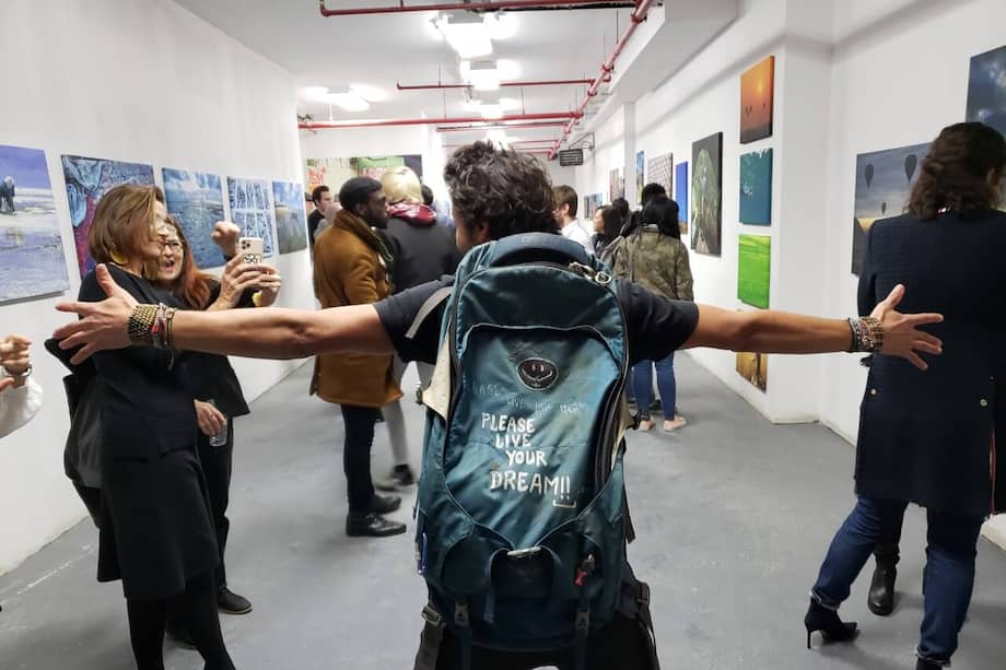 Alejandro Turbay y la mochila que lo acompañó durante los cuatro años que duró su viaje. / Cortesía