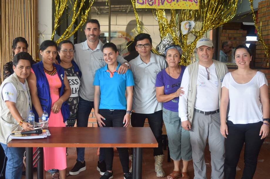 Juan Pablo Ángel y Anderson Tavera Mercedes-Benz Cars Colombia; Enrique Martin y Valentina Zuluaga Patrulla Aérea Civil Colombiana y madres Alianza de Mujeres / Cortesía