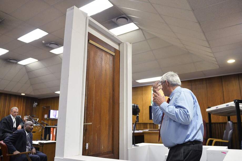 Experto en balística afirma que Pistorius disparó cuando la novia se dirigía al baño