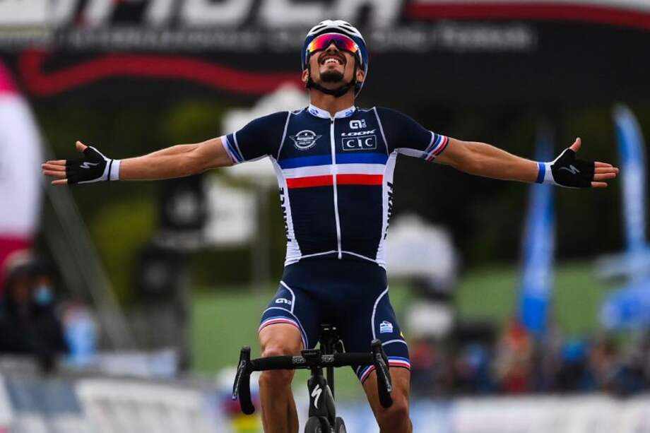 Francia llevaba 23 años sin tener campeón mundial de la prueba de fondo. Este domingo, en Ímola, Julian Alaphilippe lo consiguió. / AFP