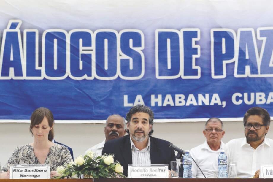 Los jefes negociadores del Gobierno y las Farc, Humberto de la Calle e “Iván Márquez”, en La Habana. / EFE