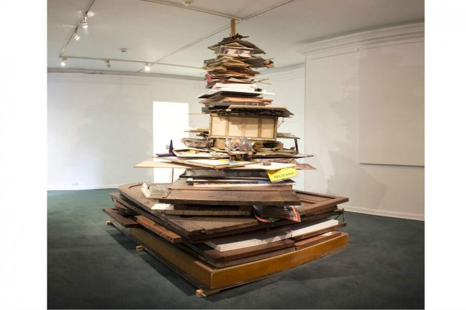 “La balsa de la medusa” de Bernardo Montoya. Técnica: instalación, construcción de objetos en equilibrio sobre tapete azul. Superposición de Obras de mi autoría y materiales y objetos encontrados en El Museo: muebles, puertas, tableros, afiches, cajas de cartón, ventanas. Dimensiones:3 mts x 8mts x 6mts aprox. (2015) / Foto: Juan Rodríguez Varón.