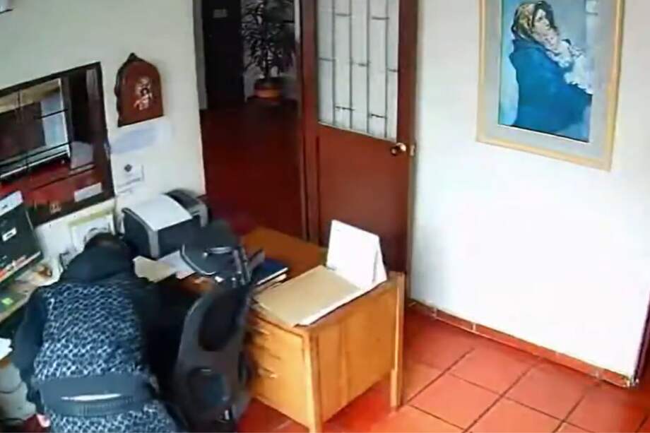 El delincuente se paseó por las oficinas hasta lograr su cometido.