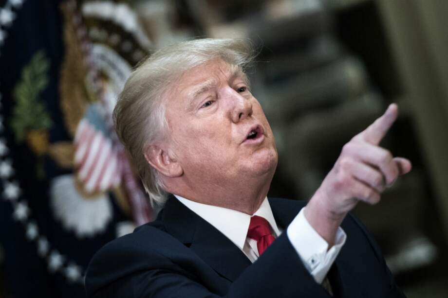 El presidente de EE. UU. firmó la ley a puerta cerrada. / AFP.