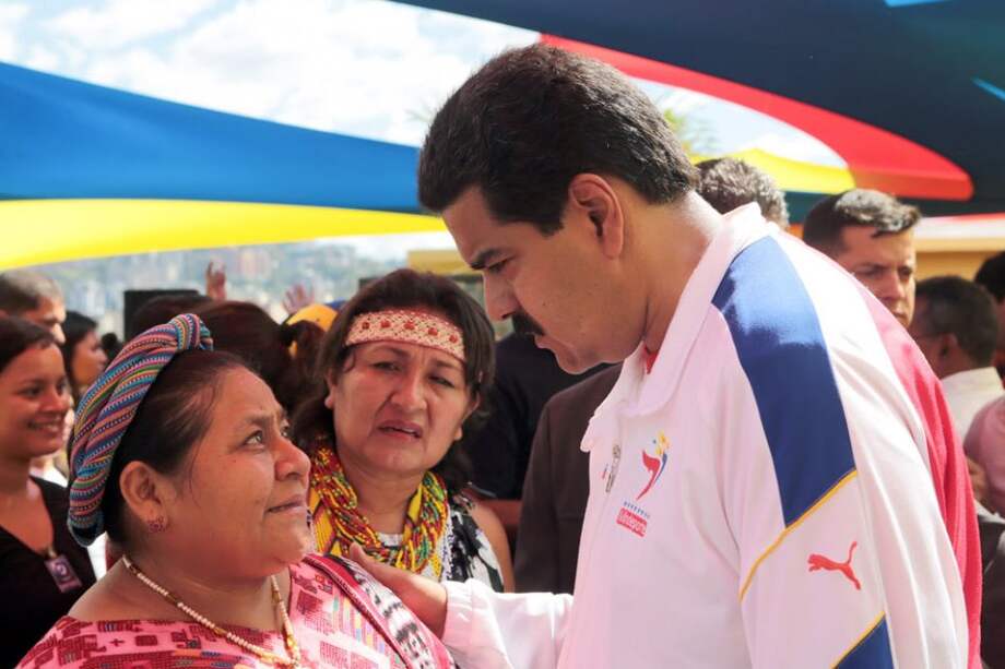 El vicepresidente venezolano, Nicolás Maduro (d), acompañado de la líder indígena guatemalteca Rigoberta Menchú. Foto: EFE