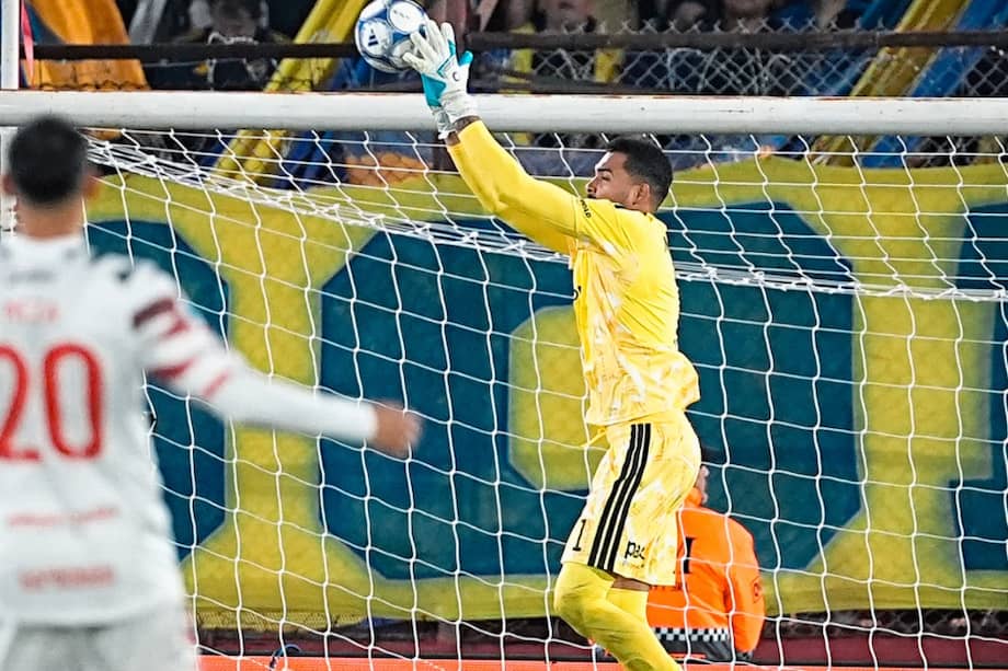 Álvaro Montero en el partido contra Estudiantes de la Plata.