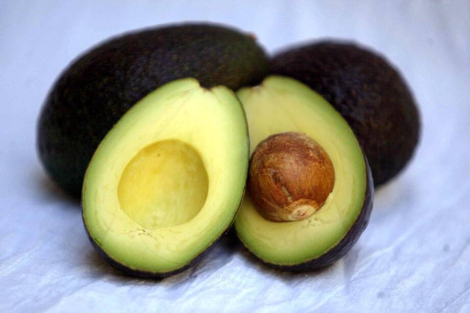 Los aguacates contienen fibra dietética, grasas saludables y otros componentes que se han asociado a una buena salud cardiovascular. Ahora, un equipo científico ha constatado que comer dos o más porciones de esta fruta a la semana está relacionado con un menor riesgo de enfermedad cardiovascular. EFE/Arleen Ng ARCHIVO