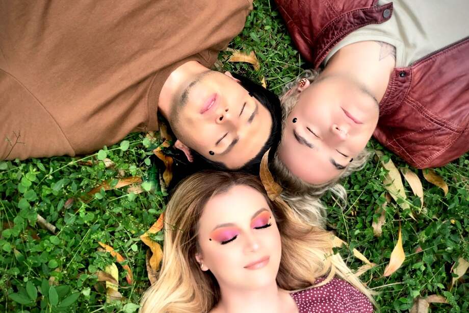 La banda colombiana está conformada por Carolina Cobo, cantante con gran influencia de los boleros, opera y el jazz; Sergio Aldana en la guitarra, con grandes influencias en el rock, pop y jazz; Carlos Hernán, acordeonista y percusionista.