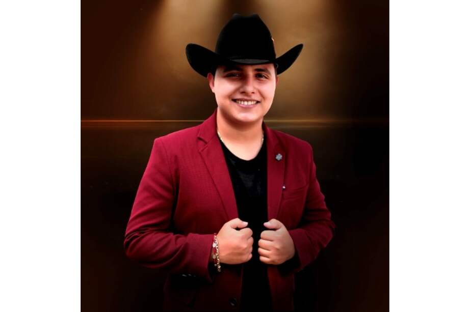 Brian Sandoval inició su carrera artística en el 2014 con canciones como “Le Volví a Fallar”, “La última Vez”, “Tiempo Regresa”, “Se Supone”, “Necesito Decirte”, entre otras.