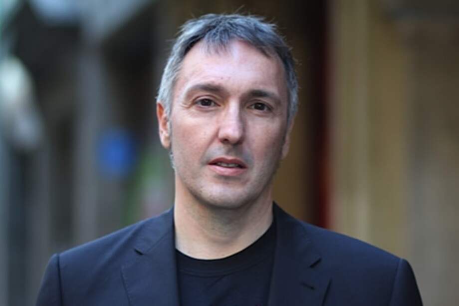 El escritor español Carlos Zanón, quien comenzó a escribir poemas en la adolescencia y publicó su primer libro de poesía a los 22 años. / Ana Portnoy