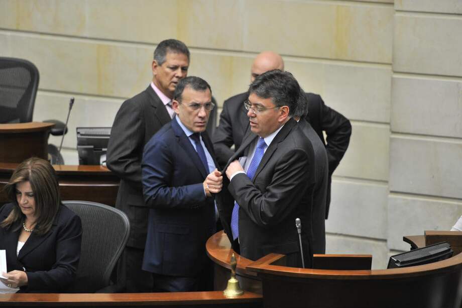 Roy Barreras, presidente del Senado, junto a Mauricio Cárdenas, ministro de Hacienda, quien defiende a capa y espada la reforma tributaria. / David Campuzano
