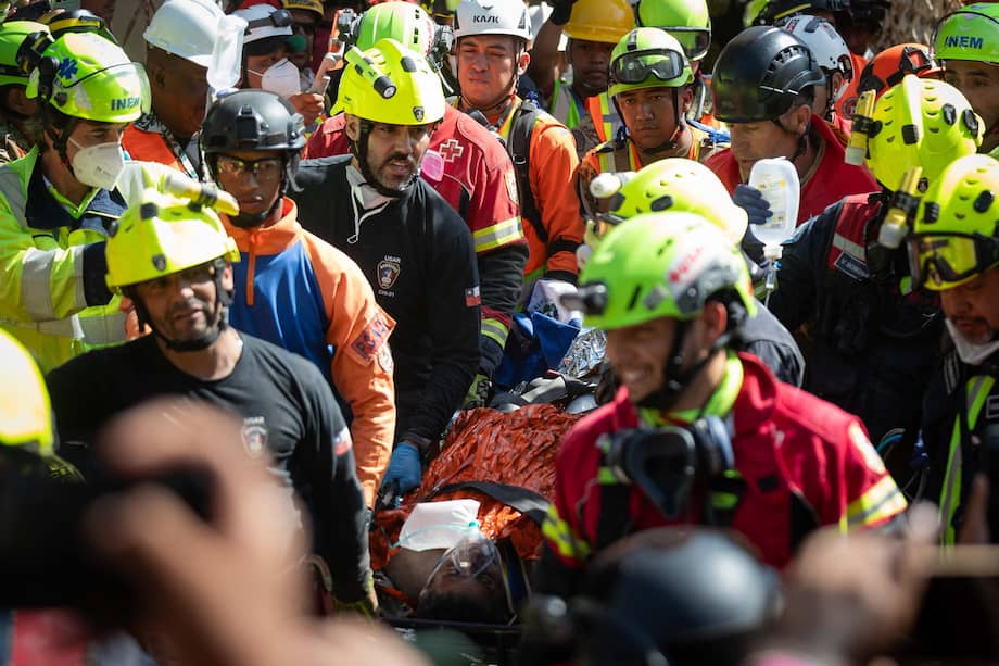 Rescatistas trasladan a un superviviente de los terremotos en Venezuela.