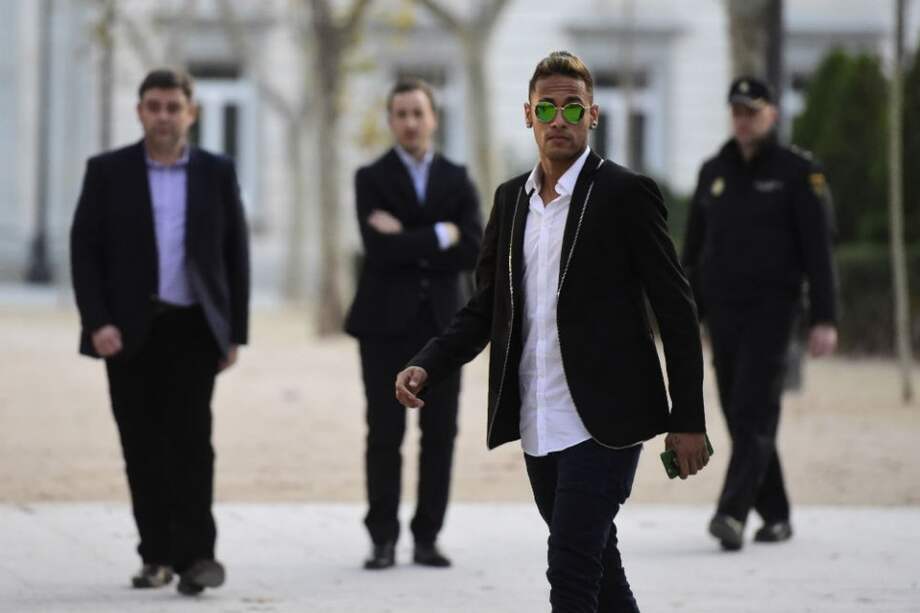 Neymar deja la corte nacional de España en Madrid. Foto: AFP