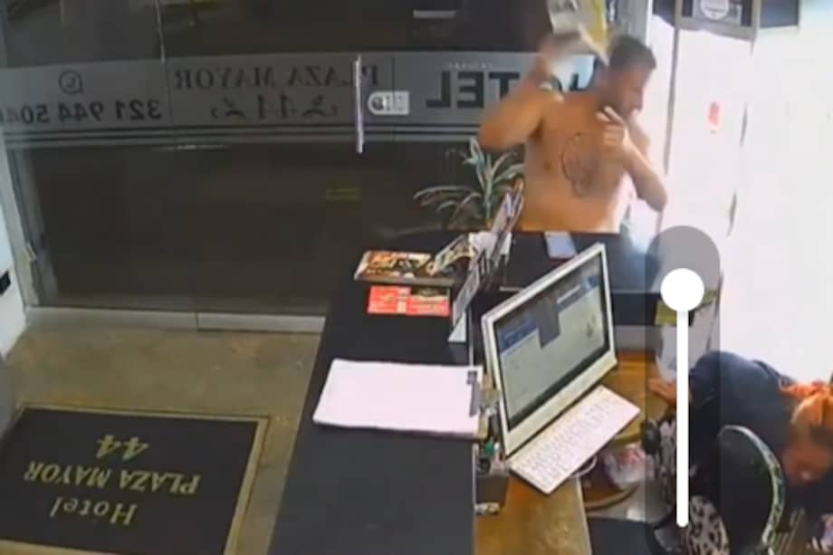 Imagen del video de las cámaras de seguridad del Hotel Plaza Mayor 44 en Medellín, donde un huésped agredió a una empleada.