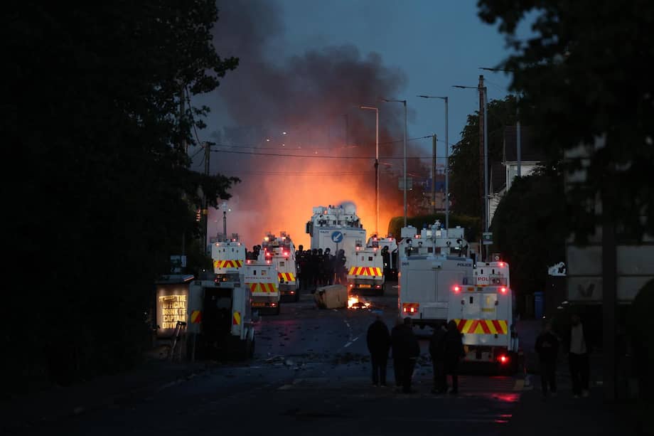 Un vehículo policial despliega un cañón de agua en Belfast, Irlanda del Norte, el 10 de junio de 2026.