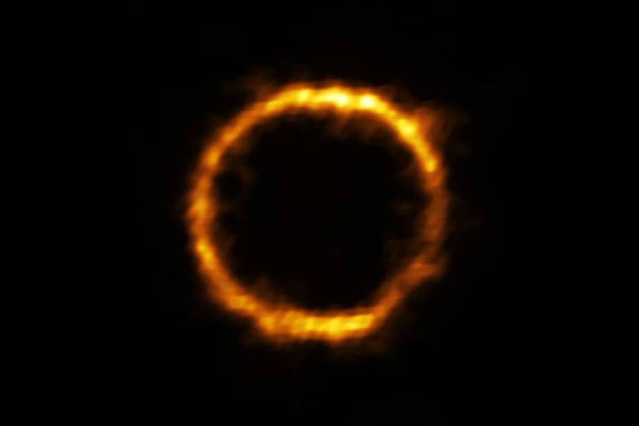 La galaxia SPT0418-47 puede verse como un anillo de luz casi perfecto.