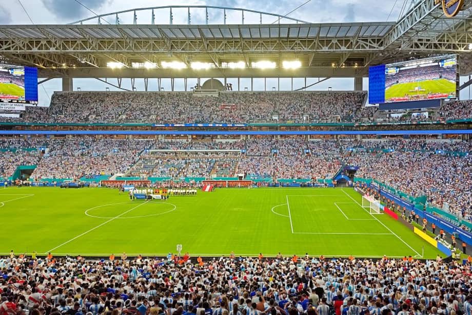 Ubicado en Miami Gardens , Hard Rock Stadium es el nexo de los deportes, conciertos de clase mundial, festivales de música y grandes eventos en el Gran Miami y Miami Beach .