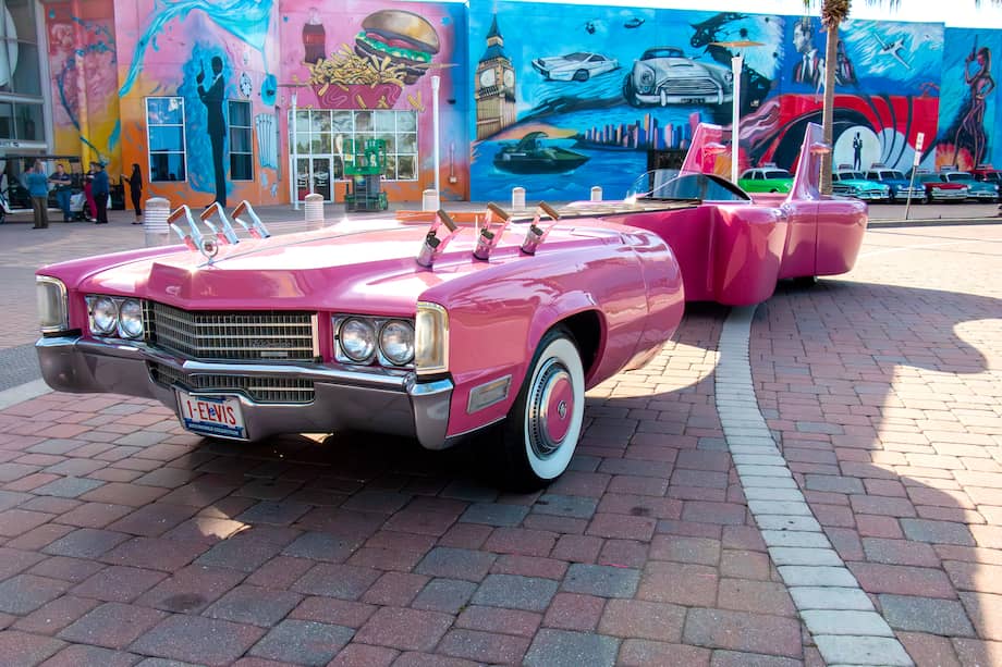 Fotografía cedida por Dezerland Park que muestra un vehículo Cadillac de color rosado en forma de guitarra, del cantante de rock Elvis Presley, exhibido este jueves en el Dezerland Park, el Museo del Auto de Orlando, en Florida (EE.UU.).