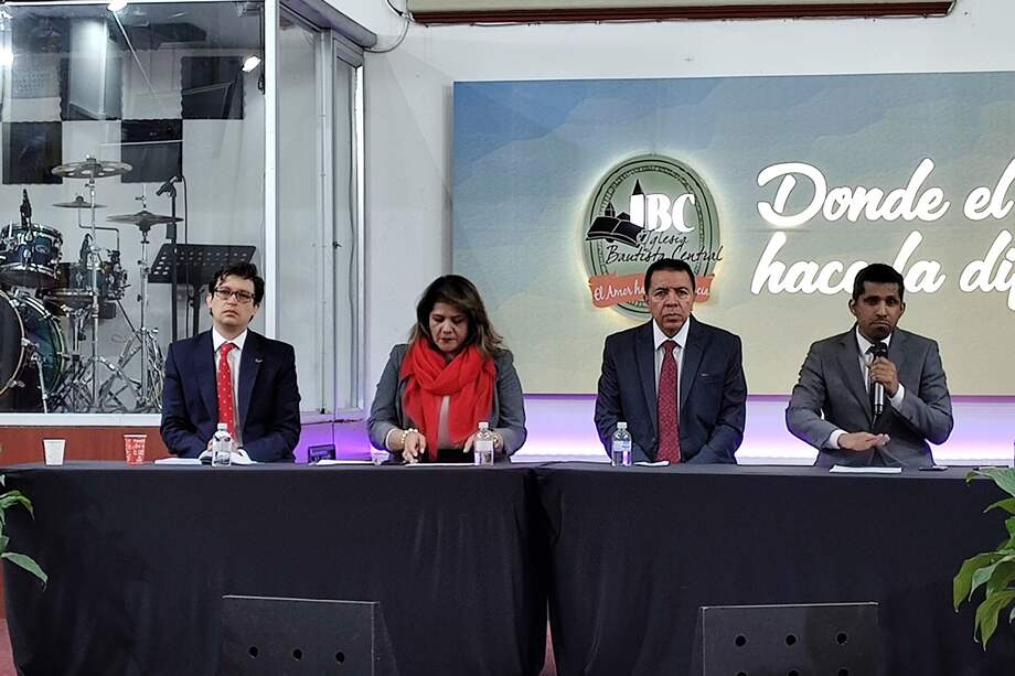 La Confederación Evangélica de Colombia (Cedecol) se opuso a los impuestos a las iglesias, propuestos en la reforma tributaria. El pastor Edgar Castaño (segundo de izquierda a derecha), presidente de Cedecol, catalogó la propuesta como una persecución religiosa.