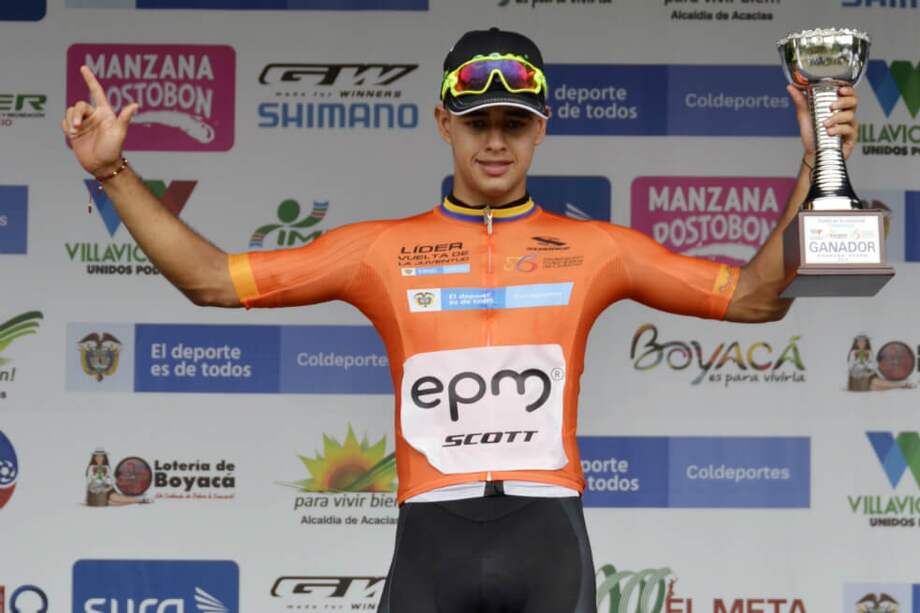Miguel Ángel Sarmiento con el trofeo que ganó tras imponerse en la primera etapa de la Vuelta de la Juventud. / Fernando Gómez - La Patria