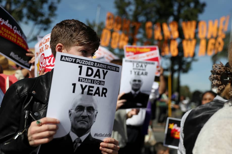 Manifestante en Anaheim, California, protestaron contra la nominación de Andrew Puzder esta semana. / AFP